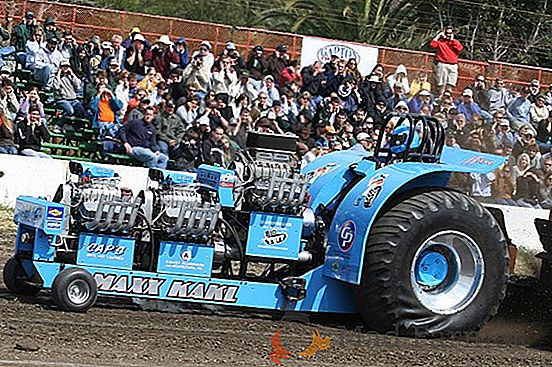 Video: preteky na traktoroch!