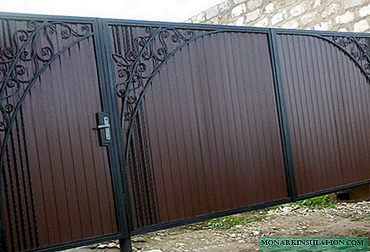 We make gates from corrugated board with our own hands on the example of a swing option