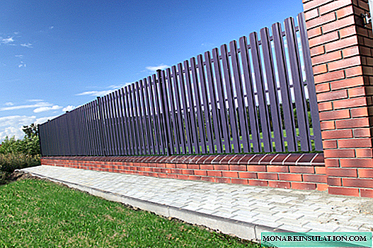 Wir machen einen Zaun aus einem Metall-Lattenzaun: den alten Zaun auf eine neue Art und Weise
