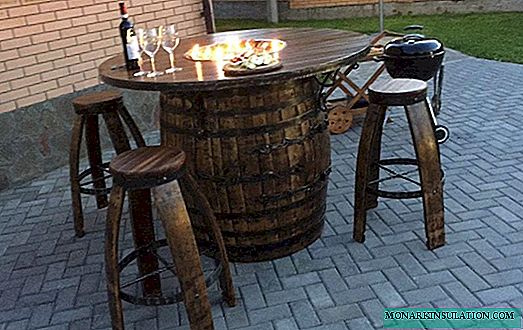 Tricky techniques for decorating old barrels in a summer cottage