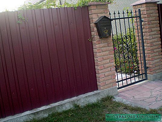 Installation of a gate in a fence from a professional flooring: a short educational program on installation technology