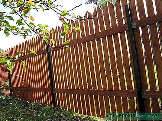 Medinė piketo tvora: populiariausios tvoros pastatymo technologija