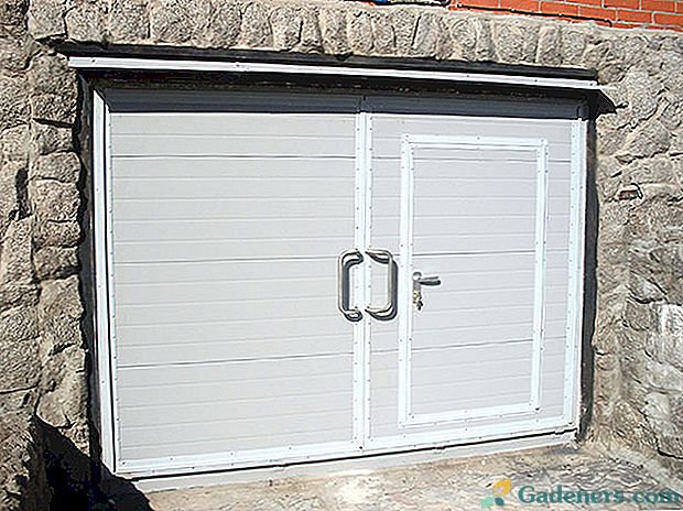 Jak zrobić i zainstalować huśtawkowe drzwi garażowe własnymi rękami
