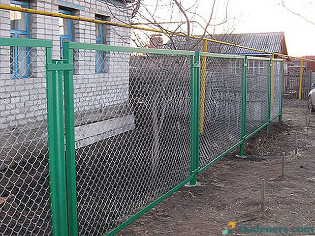Как да монтираме ограда от решетката на верижната връзка в дачата
