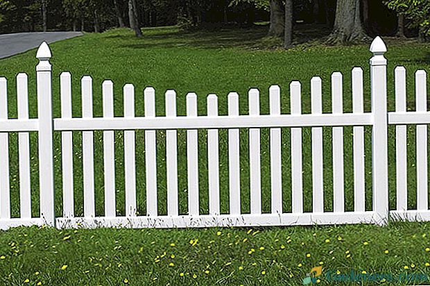 Kako samostalno postaviti drvenu ogradu s ogradom na kolacu
