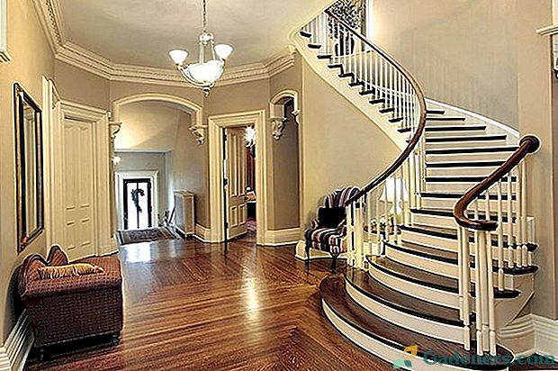 Neprivalomas privatus namo interjero požymis - laiptai į antrą aukštą