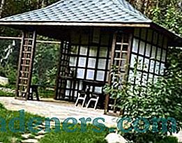 Japoniško stiliaus staliukas: rytinė prabanga kieme